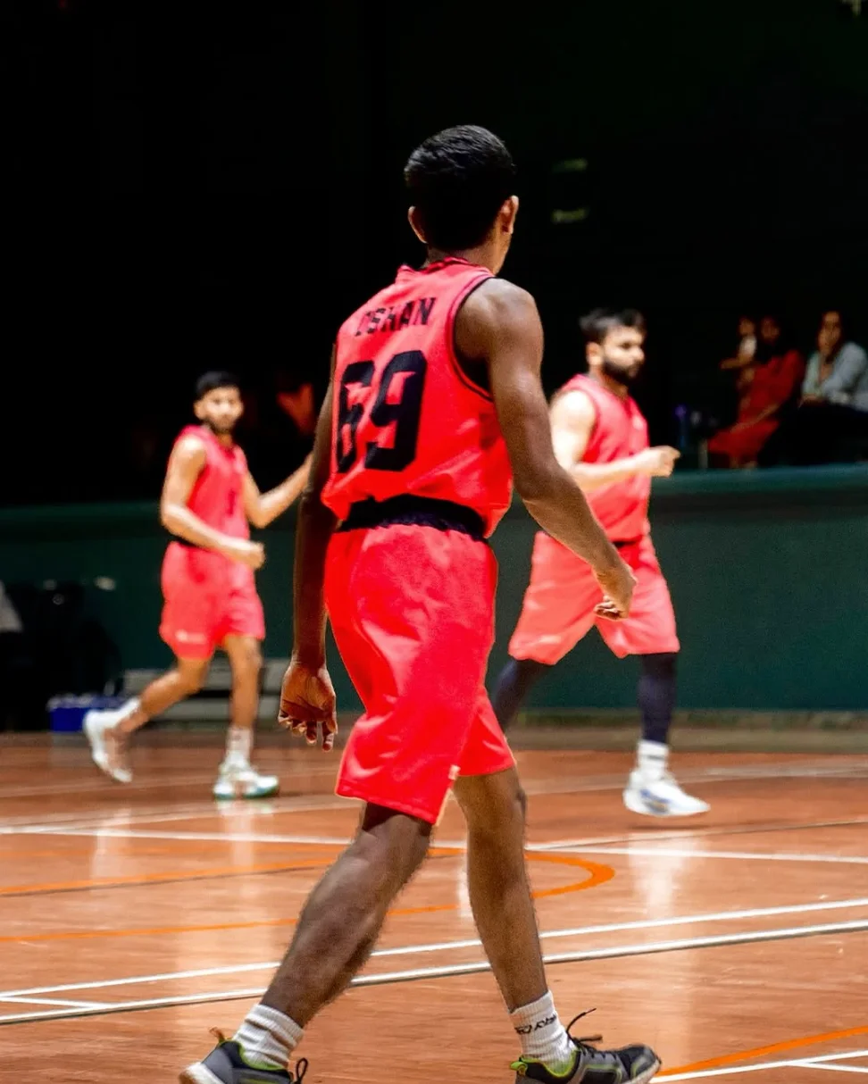 Oshan Mendis playing basketball